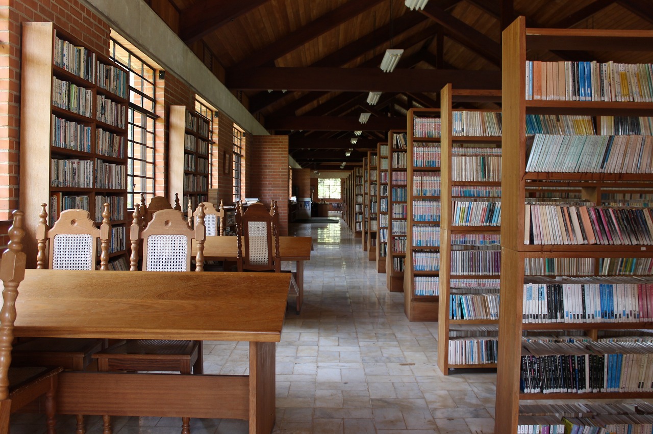 コロニアピニャールの「青年図書館」内部