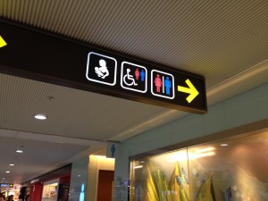 松山空港国際ターミナル内トイレおよび授乳室への案内表示