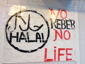 大久保のケバブ屋の看板「HALAL」「NO KEBAB NO LIFE」