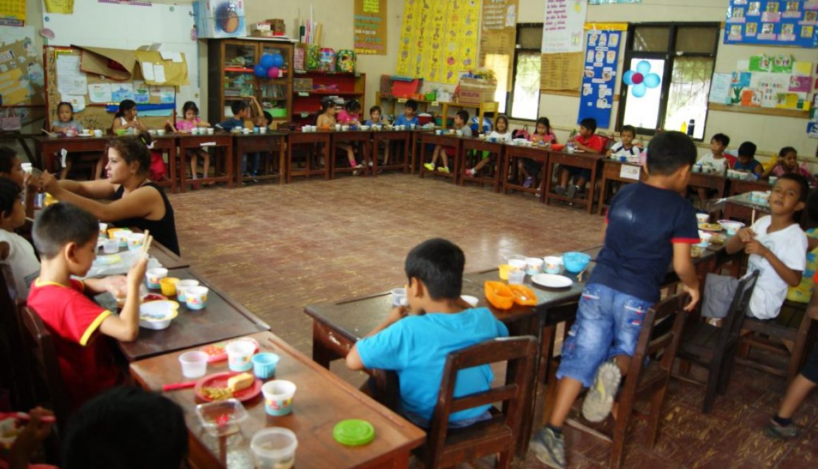 サンフアン学園:教室の掲示と日本地図 San Juan School, Bolivia: Educational materials in the classroom and map of Japan